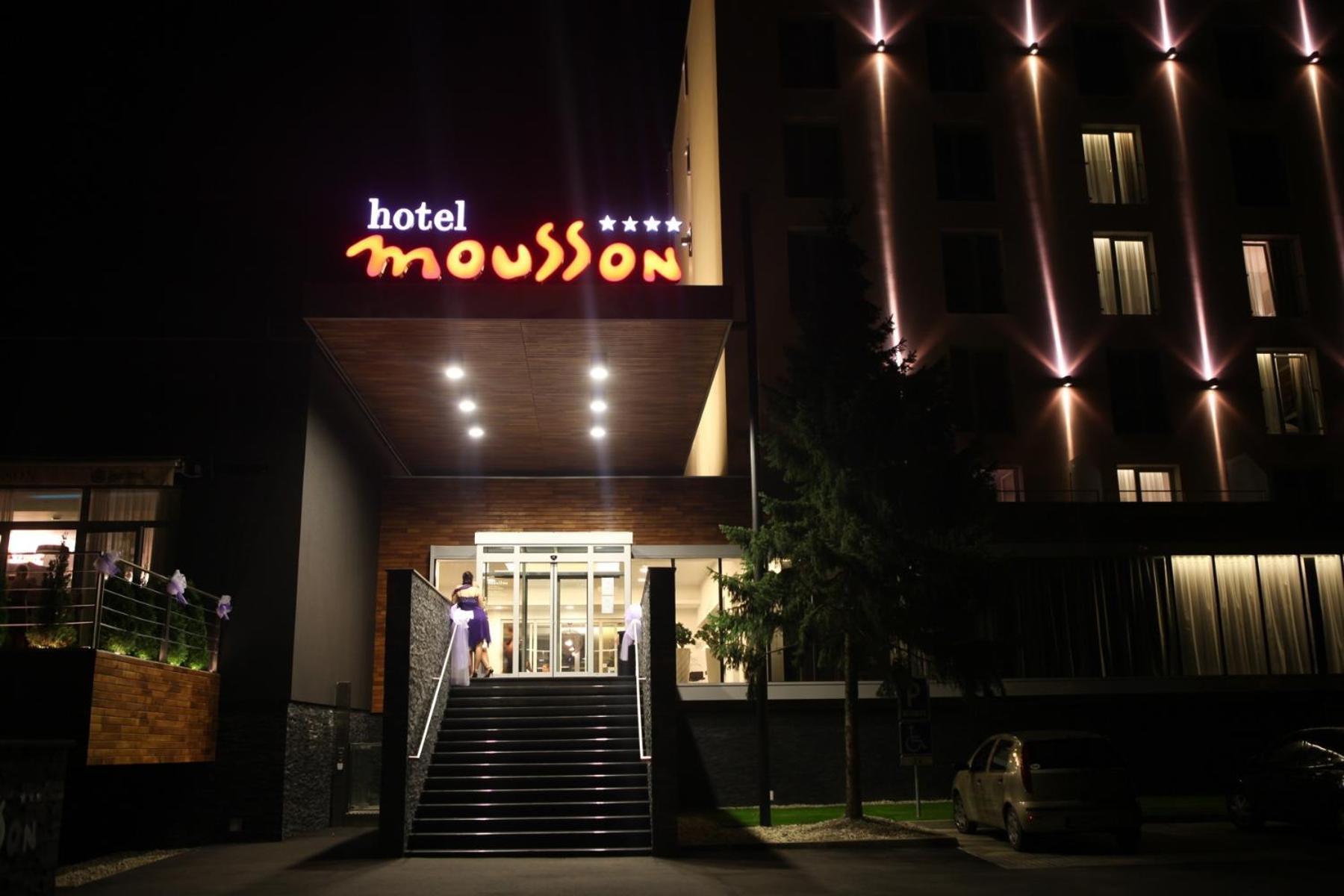 Hotel Mousson Michalovce Dış mekan fotoğraf