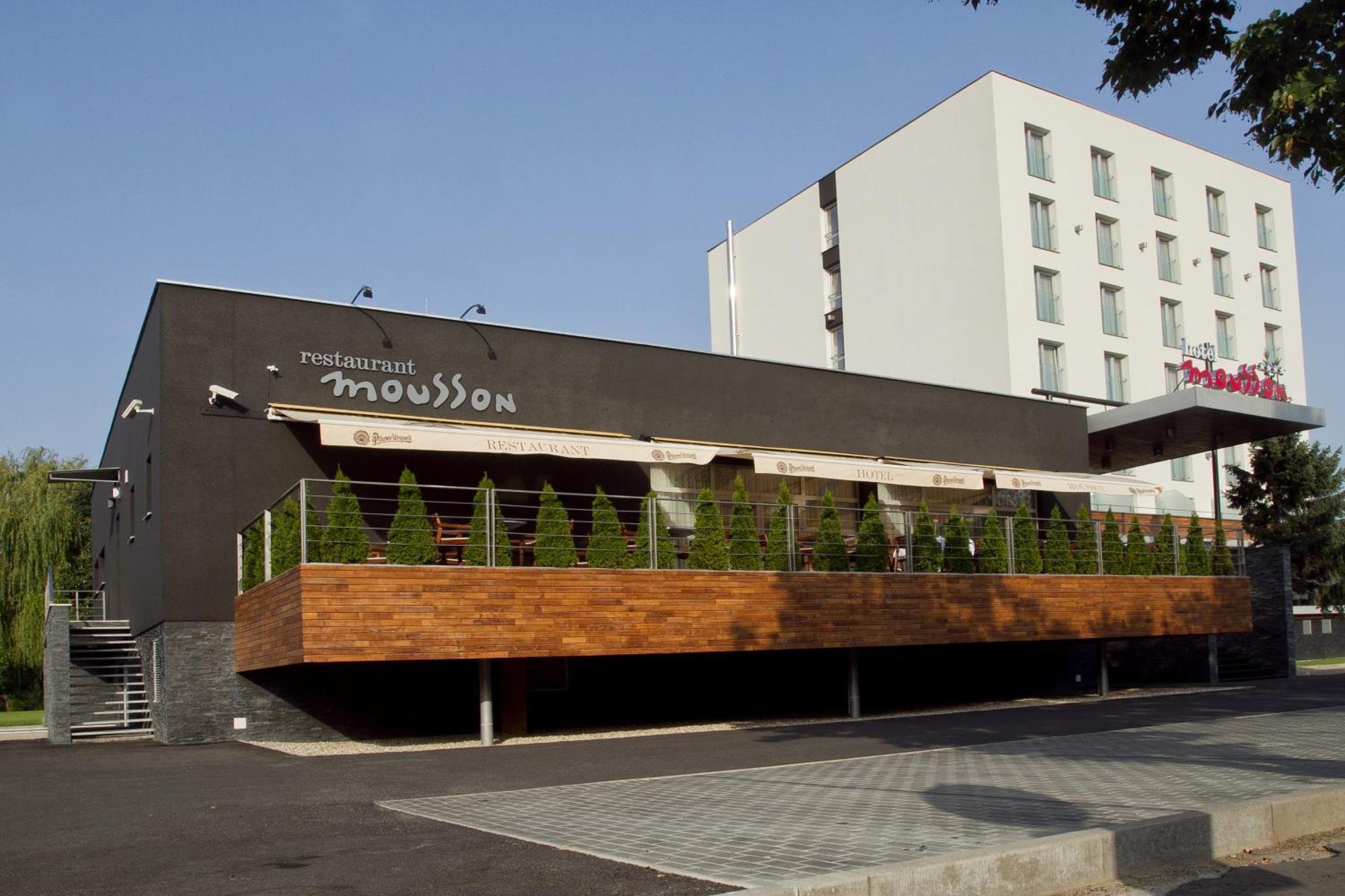 Hotel Mousson Michalovce Dış mekan fotoğraf