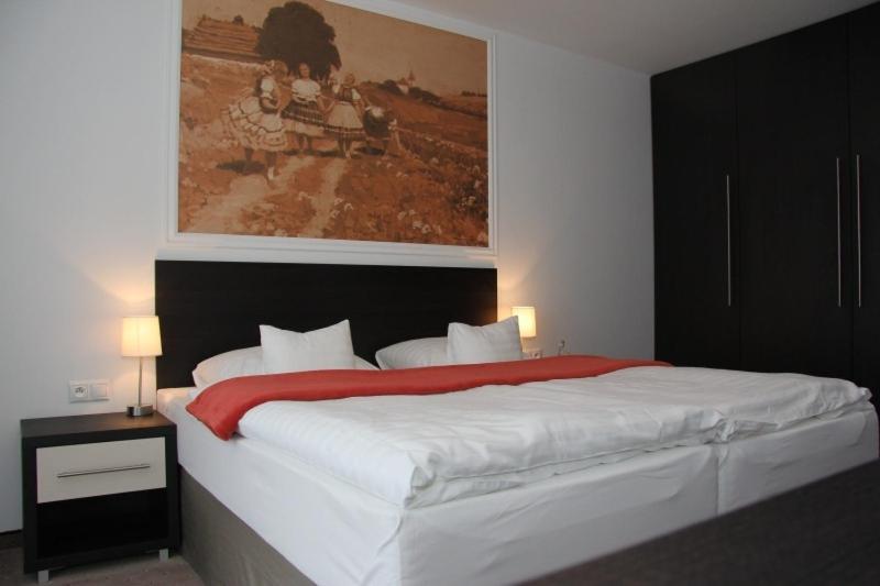 Hotel Mousson Michalovce Oda fotoğraf